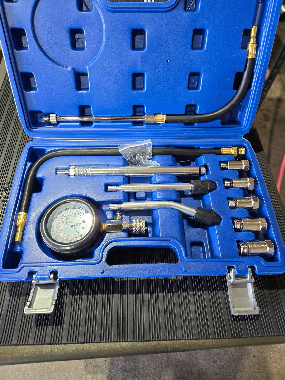 ENGINE COMPRESSION TEST KIT WITH CASE